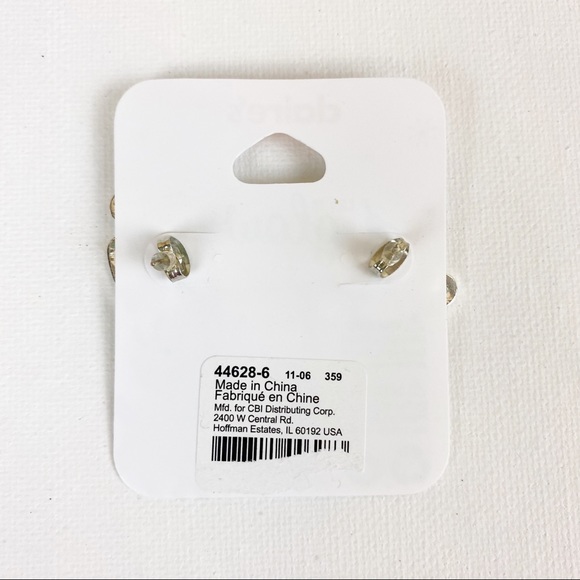 💕Claire’s Christmas Earrings Santa Hat Studs - Picture 2 of 2